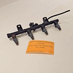 2012 HYUNDAI GENESIS COUPE 2.0L FUEL RAIL W/ INJECTOR SET 35340-2C200 OEM - Bild 1 von 9
