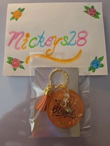 Handgefertigter UV Harz Schlüsselanhänger rund 2" orange einfach gesegnet mit Seepferdchen, Quaste - Bild 1 von 3