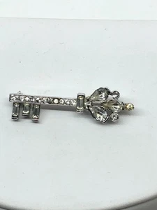 De Colección Corona Trifari Pat Colgante Tono Plata Esqueleto Llave Broche Pin Estrás Transparente - Imagen 1 de 5
