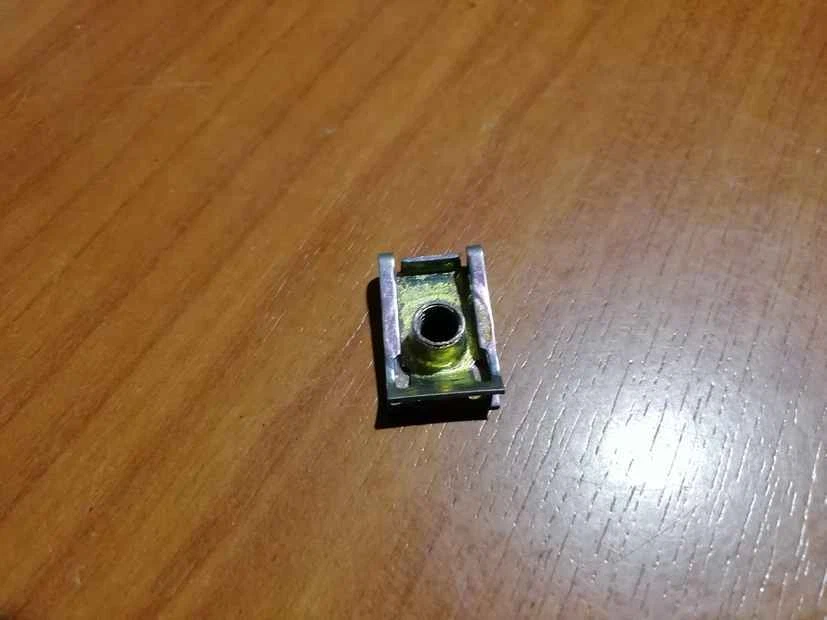 N 2 MOLETTA PIASTRINA PIASTRA FILETTATA FERMO CARENA CARENATURE PIAGGIO 6 MM ORO - Immagine 1 di 1