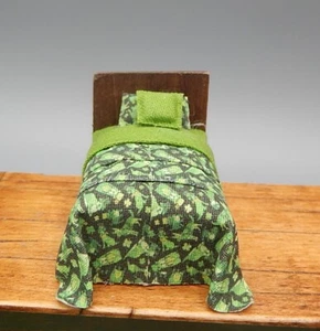 Vtg OOAK 1/4 Scale St. Patrick's Day Bed Artisan Dollhouse Miniature 1:48 - Picture 1 of 11