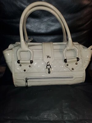 Bolso de mano Burberry charol Brooke Hobo. Tarjeta y recibo de autenticidad $850 Foto 1 de 4