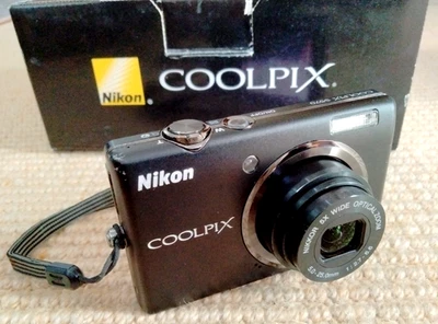 Nikon COOLPIX S570 12MP Compact Digital Camera 5x Optical Zoom w/Btry & Charger - Image 1 of 4