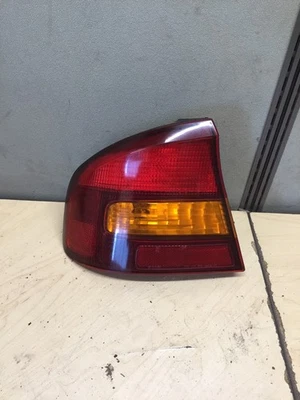 Luz trasera izquierda del lado del conductor Subaru Legacy Outback 2000-2004 sedán Foto 1 de 2