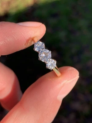 18Ct Gold Diamond 0.80ct Three Stone Ring ￼ - Image 1 of 4