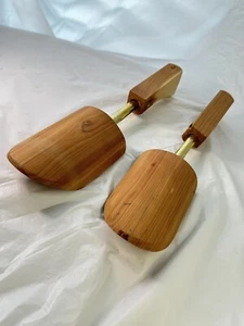 PAIR OF VINTAGE SHOE TREE CEDAR WOOD SHOE KEEPERS - Picture 1 of 6