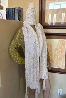 Sombrero de punto con pompón y bufanda con flecos nuevo con etiquetas Foto 1 de 4