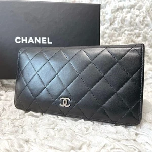 Cartera Larga CHANEL Piel de Cordero Matelasse Doble Plegable Negra Plata Herrajes Usada Japón - Imagen 1 de 17