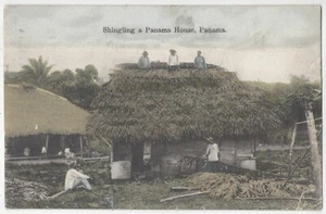 1910 Shingling a House in Panama con hojas de palmera - postal coloreada a mano - Imagen 1 de 2