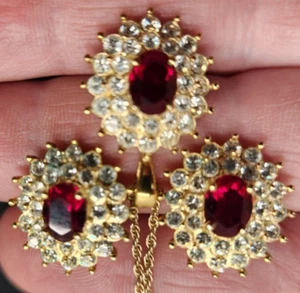 Set orecchini pendenti traforati strass chiari rossi tono oro romano marcati vintage - Foto 1 di 8