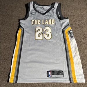 Maglia LeBron James Uomo S Nike Swingman Cleveland Cavaliers The Land City - Foto 1 di 14