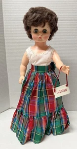 "Muñeca de plástico duro grande vintage de 18"" con falda navideña, pantalones, ojos dormidos" - Imagen 1 de 16