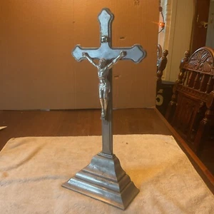 Gran cruz de altar de pie fundida de la Iglesia Católica con Jesús, medallón IHS - Imagen 1 de 9