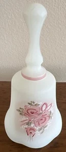 Vintage Fenton Glocke weiß Satin handbemalt rosa Rosen ~ gewellter Rand ~ signiert - Bild 1 von 5