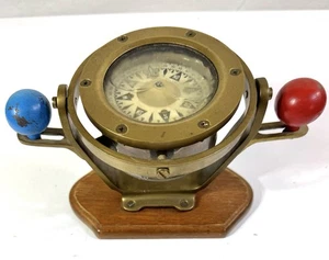 Antiker Maritimer Kompass aus Messing mit roten & blauen Kelvin Kugeln auf Holzsockel - Bild 1 von 11