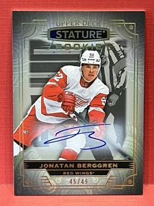 Aggiornamento 2024-25 Statura Jonatan Berggren Rookie Auto /49 Red Wings 2022-23 - Foto 1 di 2