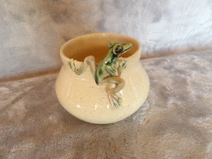 Vintage handgefertigter Topf mit 3D Frosch, künstliche Majolika, Töpfermarkierung, ex Zustand - Bild 1 von 10