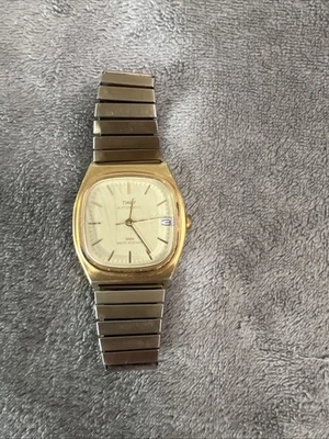 Reloj Automático Timex De Colección Cuerda Automática Hombres Tono Dorado Cuadrado Barril Elastizado Fecha Foto 1 de 4