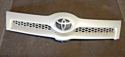 REJILLA RADIADOR DELANTERO ORIGINAL TOYOTA COROLLA VERSO 2004-09 (DAÑO EN EL SOPORTE) Foto 1 de 4
