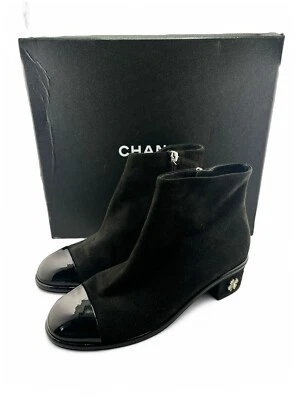 罕见香奈儿黑色麂皮绒和漆皮短靴带 CC 口音吊饰 — 第 1/4 张图片