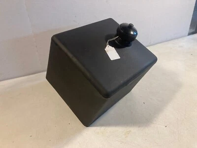 TCA10016 JOHN DEERE OIL RESERVOIR TANK - Image 1 of 4