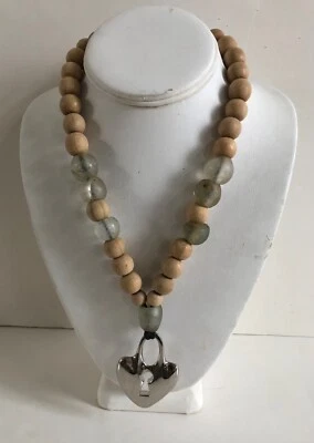 Collar de Colección Robert Lee Morris Vidrio Africano y Cuentas de Madera "Corazón de Agujero de Llave" Foto 1 de 4