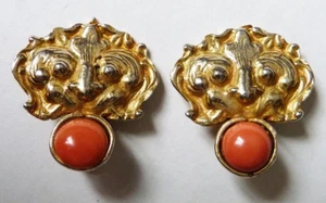 Boucles d'oreille à clip en métal doré + cabochon corail signé "M" ou "W" - Foto 1 di 3