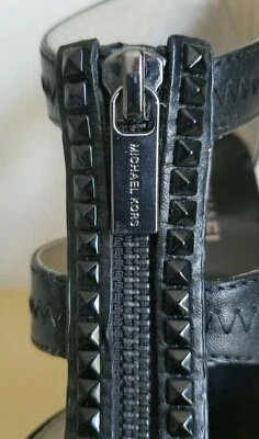 ZAPATOS Michael KORS BERKLEY CLÁSICOS NEGROS CON TACHUELAS PIRAMIDALES LOGOTIPO CREMALLERA ME ENCANTAN Foto 1 de 4