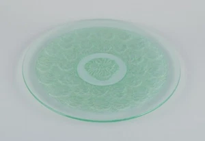 René Lalique style. Colossal bowl designed with flower motifs in green art glass - Picture 1 of 5