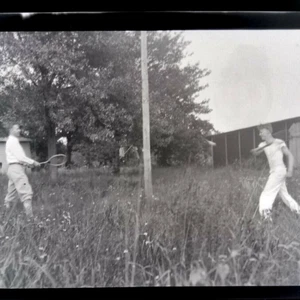 Negativi fotografici vintage uomo racchette oscillanti fuori in erba alta - Foto 1 di 6