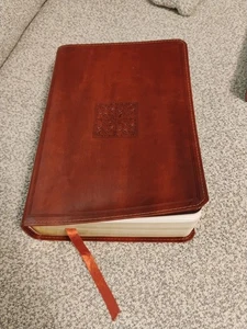 ESV Study Bible (TruTone, Walnut, Celtic Imprint Design) - Foto 1 di 5