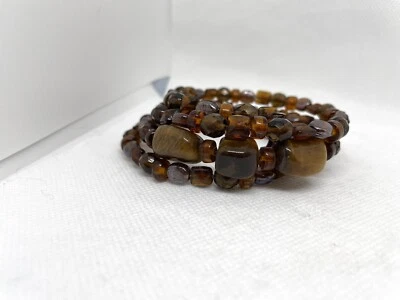 Pulsera de alambre de memoria envolvente con cuentas de vidrio de color ámbar y ojo de tigre  Foto 1 de 4