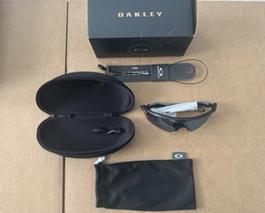 Occhiali da sole Oakley Radar EV Path nero opaco/Prizm Deep Water polarizzati OO9208-55 - Foto 1 di 3