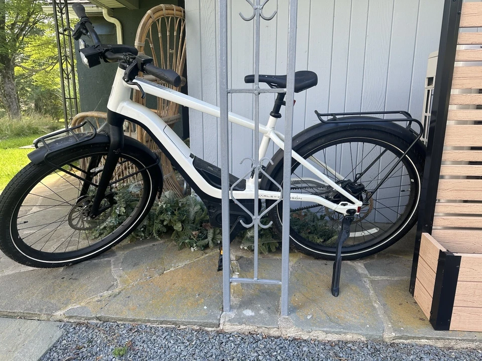 Serial 1 RUSH/CTY SPEED 27.5" E-City Bike - Matte Black/Gloss Pearl Egret White - Image 1 of 1