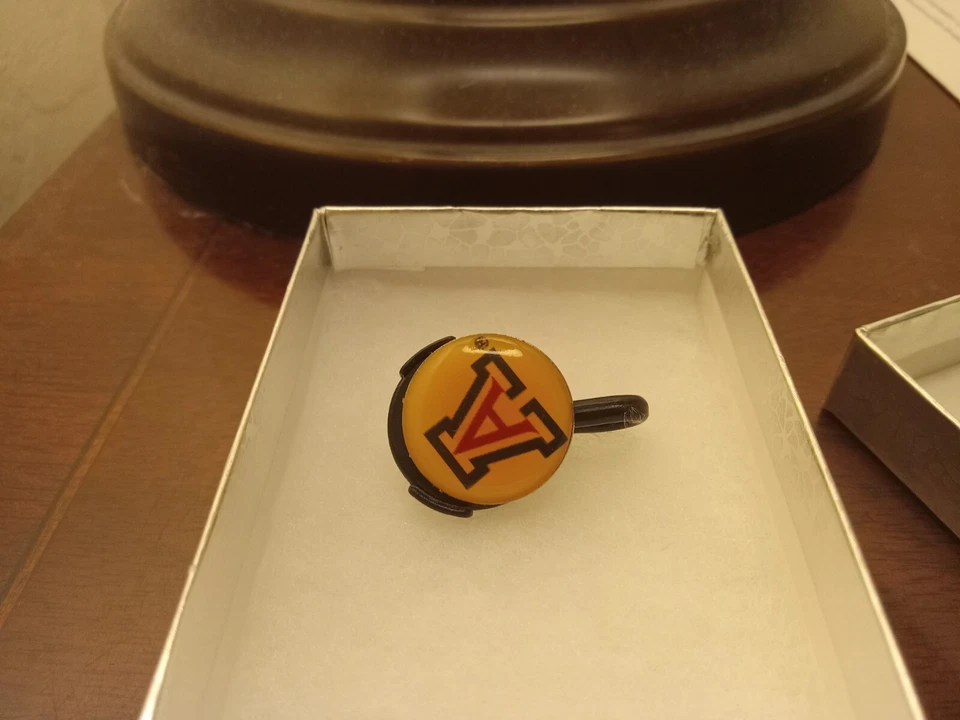 Vintage Uofa Arizona Wildcats Magnet Pin Towel Clip Rare Find 1997 90s 80s Ncaa  - Image 1 of 1