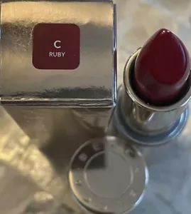 Rossetto Becca Ultimate Love C RUBY FUORI PRODUZIONE nuovo/fresco/confezionato SPEDIZIONE GRATUITA - Foto 1 di 3