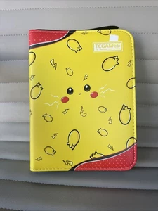 TCG Giochi Pikachu Full Size Zip Up Raccoglitore Carte Pokémon Contiene 400 Carte NUOVO! - Foto 1 di 4