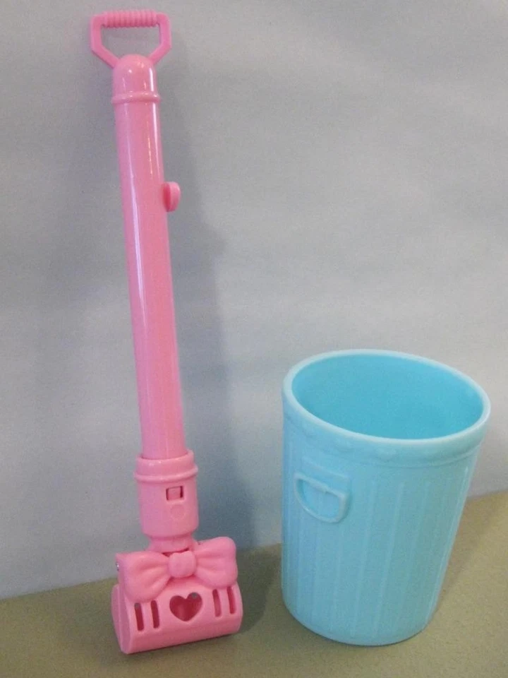 Muñeca BARBIE ENTRENAMIENTO PARA IR AL BAÑO CARAMELO mascota cubo de basura azul bote de basura cucharada Foto 1 de 1