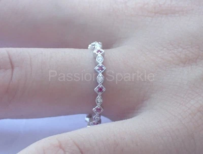 Banda de eternidad completa de diamantes y rubíes naturales de corte redondo de 0,5 quilates de oro blanco sólido de 14 k Foto 1 de 4