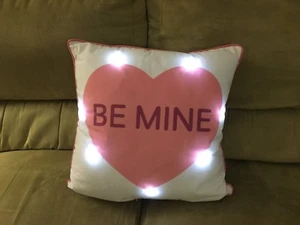 Love You XOXO Be Mine Rosa Corazón Parpadeante Iluminación Almohada Acento Decoración - Imagen 1 de 6