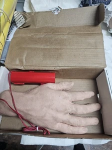 The Wigglin Hand Vic's Novelty Vibrating Hand Vintage Halloween Prop 1983 WORKS - Bild 1 von 5