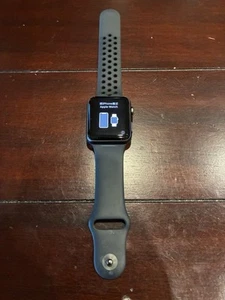 Apple Watch Series 3 42 mm GPS Grey Aluminum Smartwatch - Photo 1 sur 4