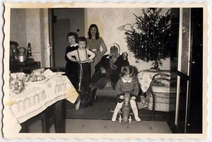 Portrait famille fête de Noël - photo ancienne an. 1960 - Picture 1 of 1