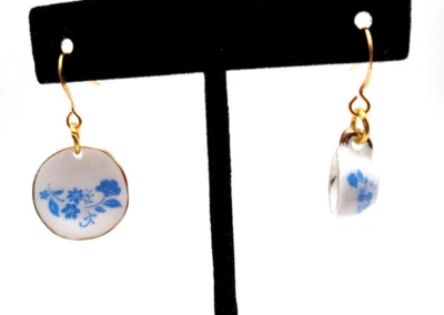 Mini juego de té de porcelana azul y blanco con flores de porcelana plato y platillo pendientes florales Foto 1 de 4