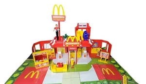 McDonalds Restaurant Drive Thru Spielset Figuren Zubehör 2003 fast vollständig - Bild 1 von 9