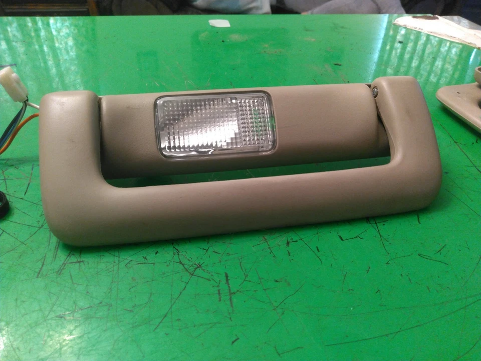 93-96 CADILLAC FLEETWOOD BROUGHAM RH LÂMPADA DE CÚPULA DE TETO FRONTAL COM ALÇA DE GARRA - Imagem 1 de 1