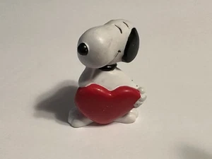 Snoopy Valentines Heart, 1966 PVC figure, 3", United Features, Peanuts, Figurine - Picture 1 of 3