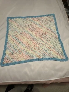 Handarbeit gehäkelt Baby Afghan 30”x30” mehrfarbig mit blauer Borte - Bild 1 von 3