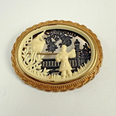 Broche Vintage CORO Pegaso Sello Romeo y Julieta Celuloide Ovalado Tono Dorado  Foto 1 de 4