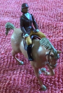 Estatuilla de plástico de mujer británica Astride Rider - Imagen 1 de 9